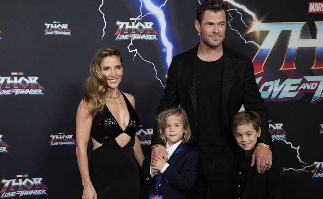 Chris Hemsworth y su esposa Elsa Pataky con sus hijos Sasha y Tristan. Foto: AP.