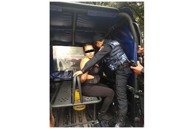 Policía detiene a una mujer por tiroteo en Plaza Artz; apuntan a crimen pasional