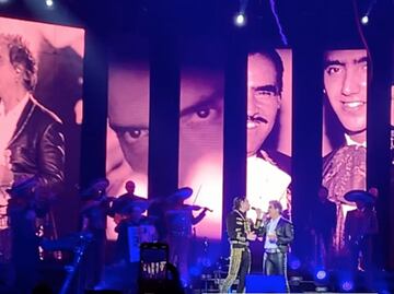 Al "Potrillo" le gana el sentimiento junto a su hijo, recuerda cuando él cantaba con su padre