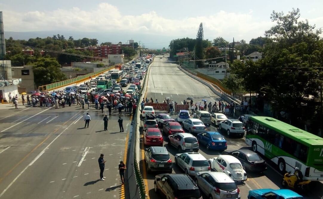 Bloqueo del Paso Exprés, demandan a SCT el cumplimiento de los compromisos de reparación por mala construcción de la vía. (FOTO: CiudadanosMx)
