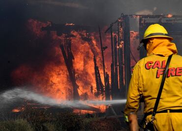 Reportan más de 150 casas destruidas por incendio forestal en California