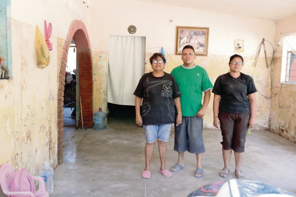 La señora Angelita (izq.) recuerda que el agua llegó a dos metros de altura y que a su familia no le dio tiempo de ir al albergue.