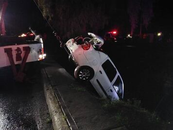 Cae auto a canal de aguas negras por tormenta en Cuautitlán Izcalli; mueren dos