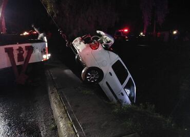 Cae auto a canal de aguas negras por tormenta en Cuautitlán Izcalli; mueren dos