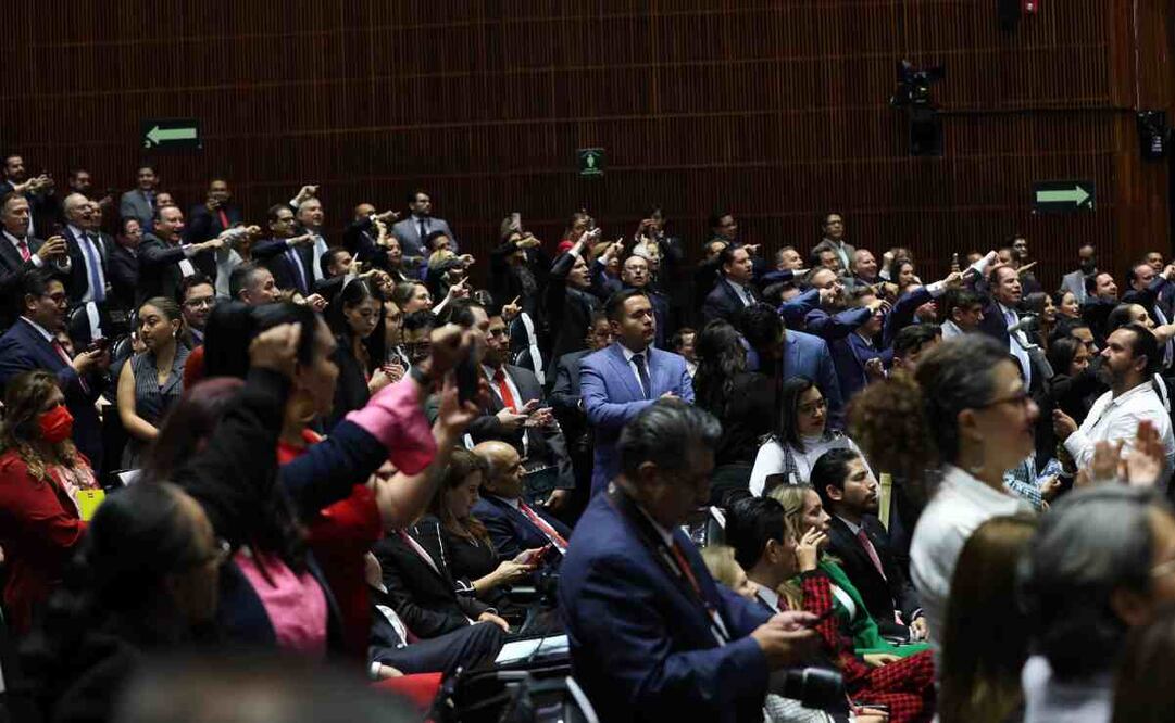 Porras en el Congreso a favor y en contra del gobierno de AMLO durante la entrega del Sexto Informe de Gobierno. Foto: Diego Simón/EL UNIVERSAL