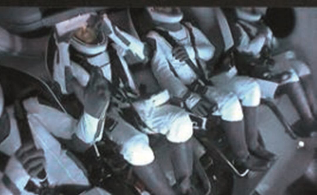 La primera tripulación totalmente civil a bordo del Inspiration4 de SpaceX, antes del amerizaje en el Atlántico. Foto: AFP