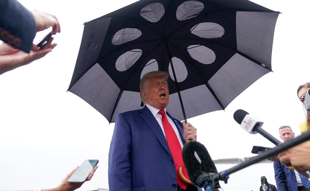 El expresidente Donald Trump, antes de abordar su avión en el Aeropuerto Nacional Ronald Reagan de Washington, luego de enfrentar a una juez por cargos federales que alegan que conspiró para subvertir las elecciones de 2020. Foto: AP