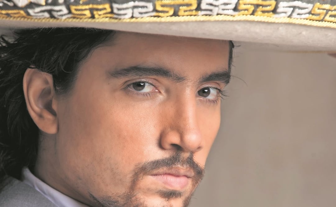 Alex, hijo de El Potrillo, y nieto de Vicente, indica que su abuelo aprobó su trabajo; él admira el rumbo que su padre dio al mariachi. Foto: SONY MUSIC 
