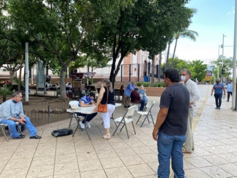 Activistas de Morena en Sinaloa recolectan firmas para juicio a expresidentes