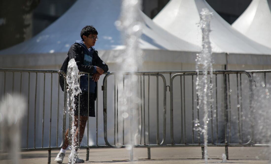 CIUDAD DE MEXICO. Un hombre observando una fuente durante una ola de calor, en la Ciudad de México, capital de México. Foti: (Xinhua/Francisco Cañedo) (fc) (oa) (ra) (ce)