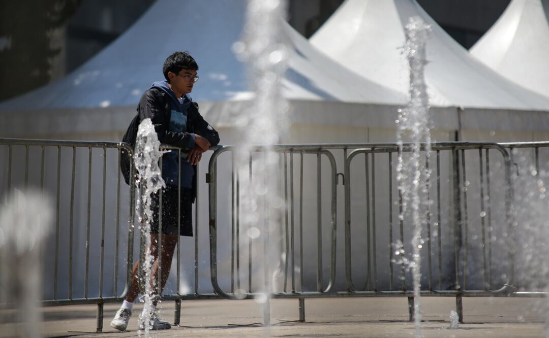 CIUDAD DE MEXICO. Un hombre observando una fuente durante una ola de calor, en la Ciudad de México, capital de México. Foti: (Xinhua/Francisco Cañedo) (fc) (oa) (ra) (ce)