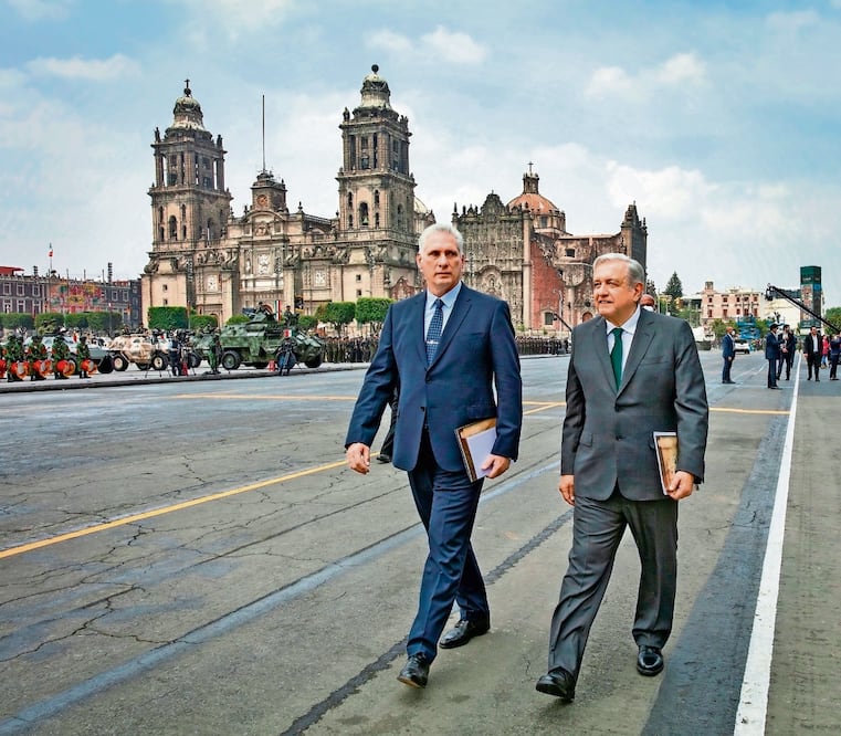 El presidente Andrés Manuel López Obrador invitó en 2021 al presidente de Cuba, Miguel Díaz-Canel, al desfile cívico-militar del Día de la Independencia, Foto: Archivo / EFE