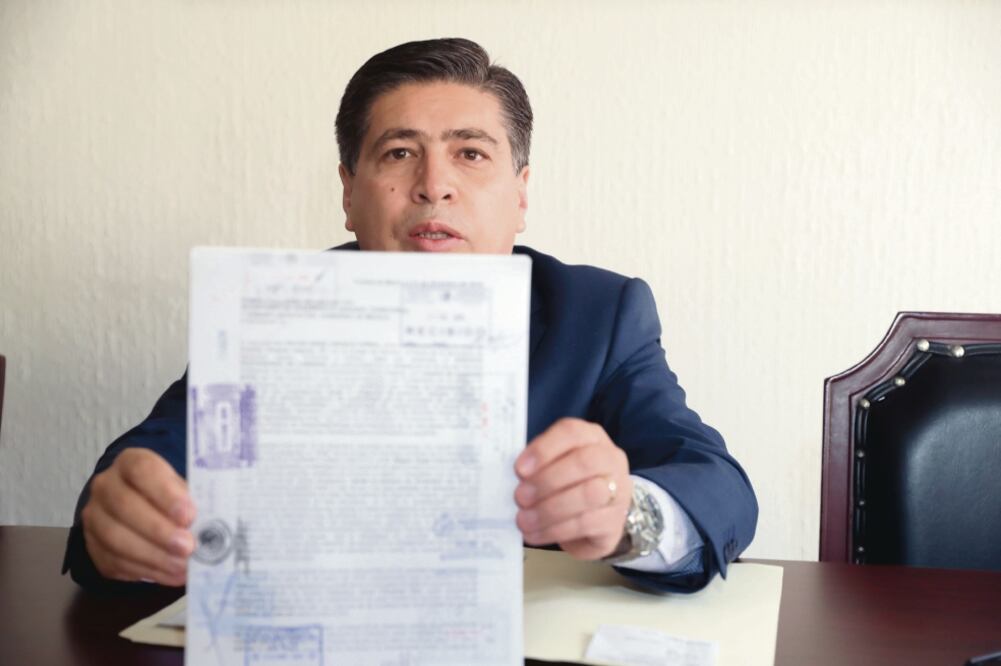 Óscar Ernie Orozco Perea envió una carta a Román Meyer, titular de la Sedatu donde informa sobre la retractación de su renuncia (LUIS CORTÉS. EL UNIVERSAL)