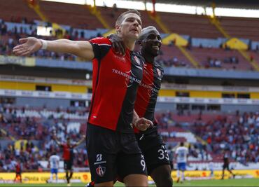 Atlas tiene a Julio Furch y Julián Quiñones como una dupla letal