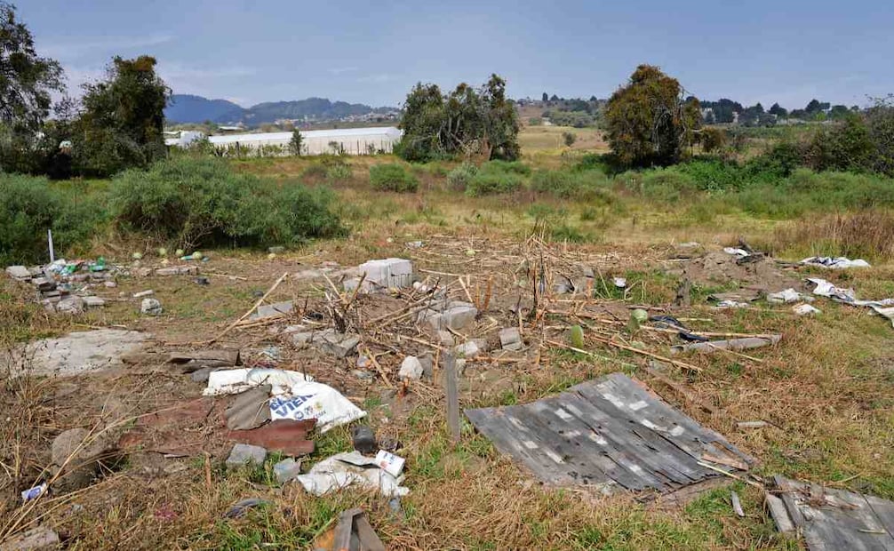 En la zona de suelo de conservación de Tlalpan conviven rastros de viviendas que fueron derrumbadas y otras que se mantienen en pie. Foto: Fernanda Rojas / EL UNIVERSAL