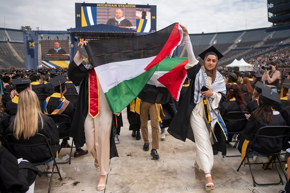 Manifestantes propalestinos protestan durante la ceremonia de graduación de la Universidad de Michigan. Foto: AP