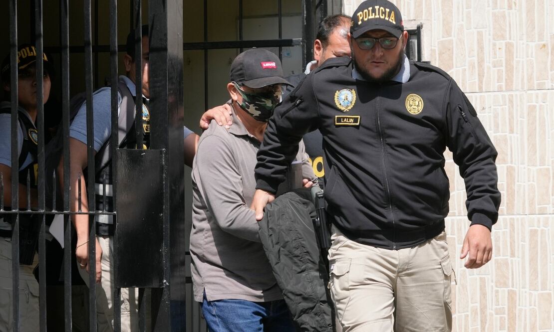 La policía escolta a Nicanor Boluarte, hermano de la presidenta peruana Dina Boluarte, fuera de su casa en Lima, Perú, el viernes 10 de mayo de 2024. Foto: AP/Martín Mejía