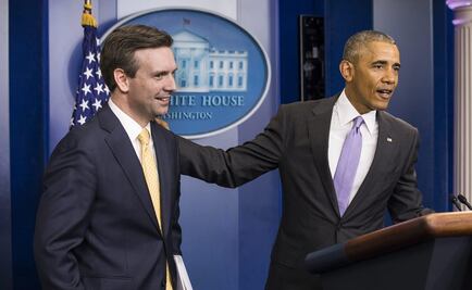 Obama irrumpe en última conferencia de su portavoz para agradecerle