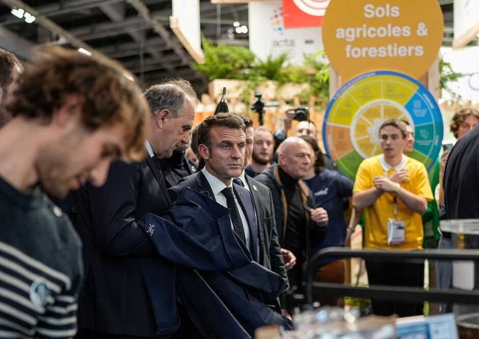 El presidente francés Emmanuel Macron (C) visita el día de inauguración de la 60ª Feria Internacional de Agricultura (SIA - Salon de l'Agriculture), en el centro de exposiciones Porte de Versailles en París. Foto: AFP