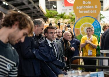 VIDEO: Agricultores franceses abuchean a Macron en feria del sector en París