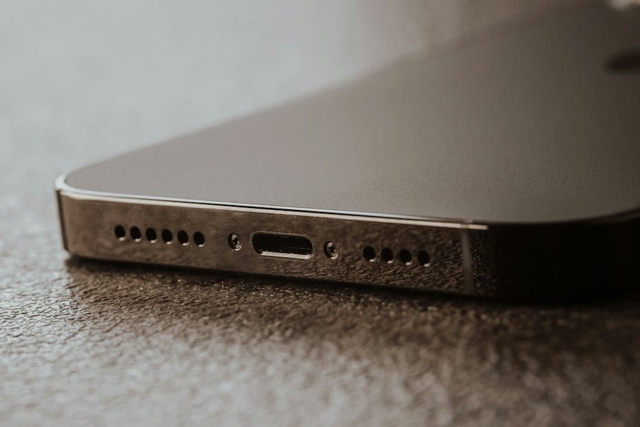 Es común que las bocinas de tu celular acumulen pelusa o polvo. En caso de que esto afecte el audio verifica la configuración o realiza una limpieza. Foto: Unsplash
