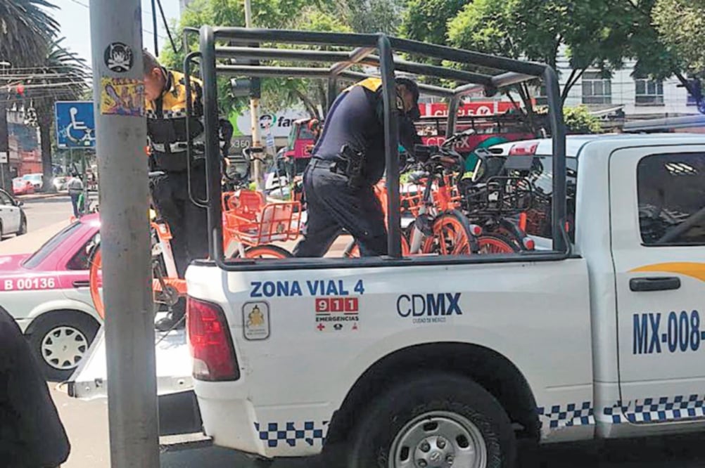 Policías retiraron de las calles 226 unidades de Lime y Mobike que no tienen permiso para operar, de acuerdo con la Semovi. Foto: ESPECIAL