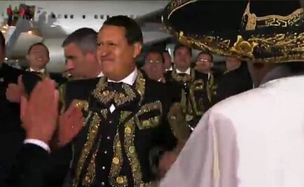 Papa bendice a la gente y se pone el sombrero charro