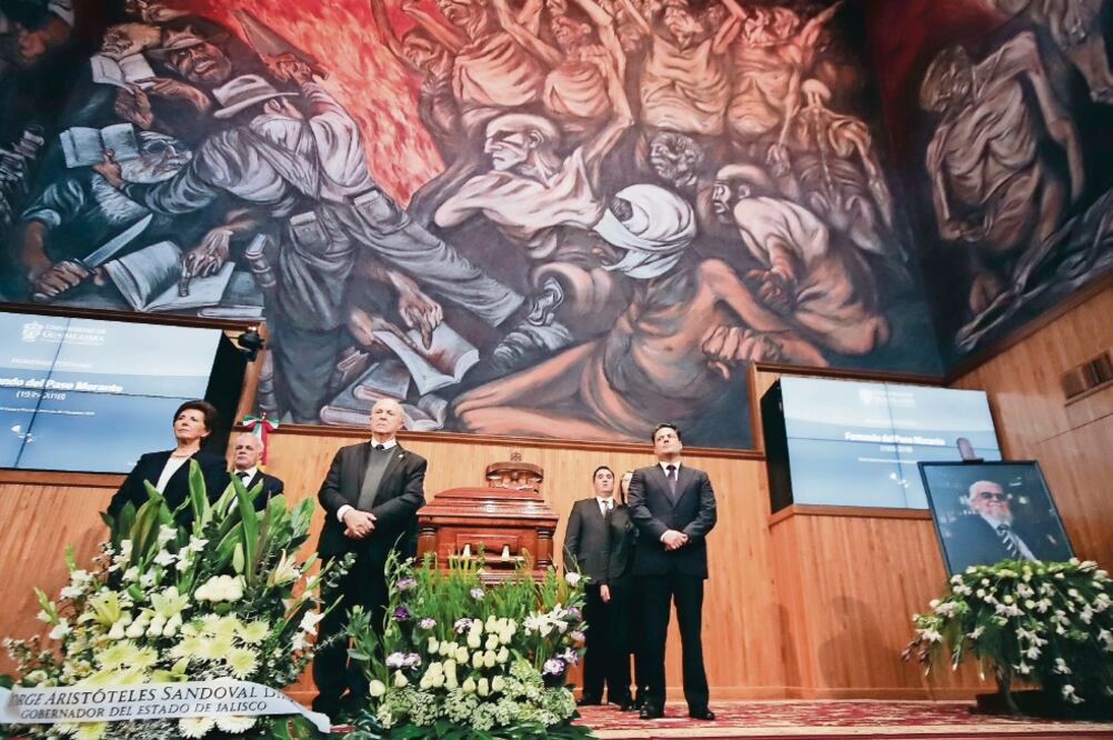 Guardia de honor a Fernando del Paso en la UdeG. Al frente, la secretaria de Cultura, María Cristina García Cepeda; el rector Miguel Ángel Navarro; y el gobernador Aristóteles Sandoval. (CARLOS ZEPEDA. EL UNIVERSAL)