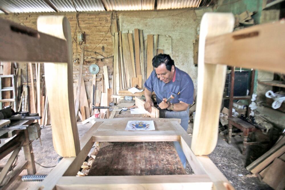 Manuel Pegertino tienen varias cicatrices que reflejan lo difícil que es trabajar la madera, pero está feliz por encargarse de la silla papal (JUAN CARLOS REYES. EL UNIVERSAL)