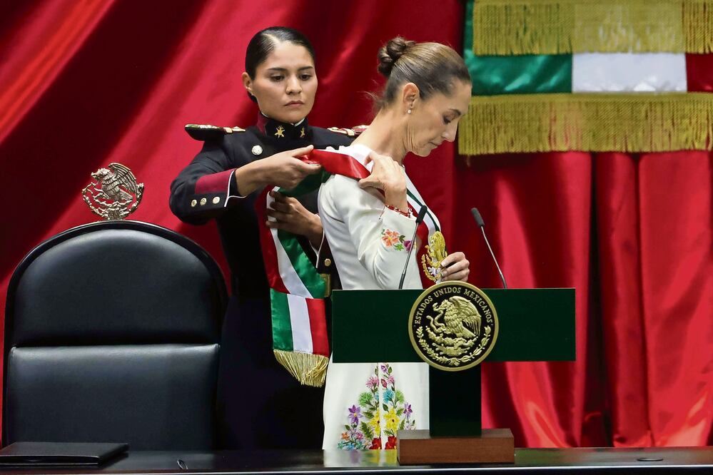 Así lució ayer la Presidenta el vestido que bordó la oaxaqueña. Foto: de DIEGO SIMÓN SÁNCHEZ. El Universal