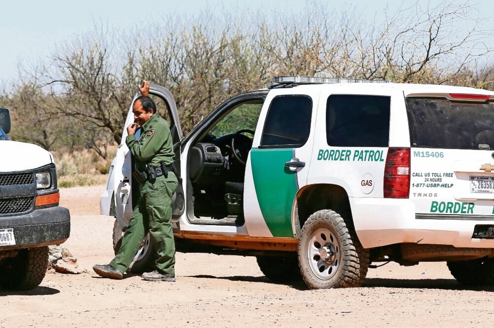 Argumentos. Un agente fronterizo, en los límites de Arizona y México. Expertos señalan que la migración es una ventaja competitiva (RICK WILKING. REUTERS)