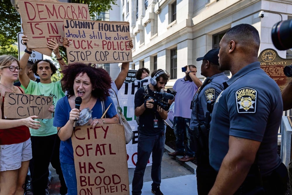 Manifestantes protestan afuera del Palacio de Justicia Lewis R. Slaton antes de la acusación prevista contra Donald Trump en Atlanta, Georgia. Foto: Christian Monterrosa / EL UNIVERSAL