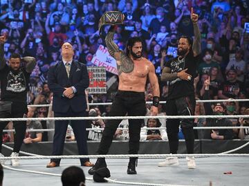 Roman Reigns retiene el título Universal ante Finn Bàlor en WWE Extreme Rules 2021