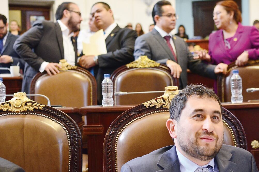 El diputado y coordinador de Morena, César Cravioto, en la sesión ordinaria de la ALDF donde se continuó con la instalación de comisiones (MARÍA JOSÉ MARTÍNEZ. CUARTOSCURO)