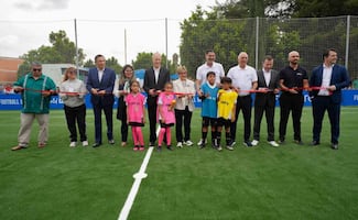 Inauguran primera cancha de futbol FIFA Arena en Los Reyes La Paz, Edomex; asistieron exfutbolistas Fernando Hierro y Hristo Stoichkov
