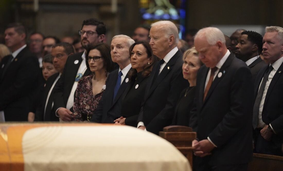 El expresidente de EU, Joe Biden, y la exvicepresidenta, Kamala Harris, acudieron al funeral de la legisladora  Melissa Hortman, asesinada a inicio de mes. Foto: AP
