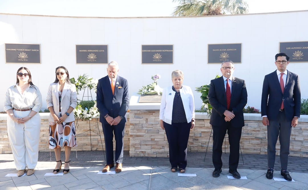 Al asistir este miércoles a El Paso Healing Garden, que se convirtió en un memorial, la canciller Bárcena declaró que se trata de “un lugar de sanación". Foto: Especial