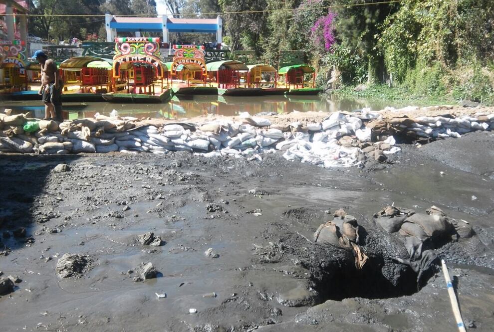 La delegación Xochimilco informó que el nivel de agua del canal de Zacapa bajó por una abertura de 3 metros.
