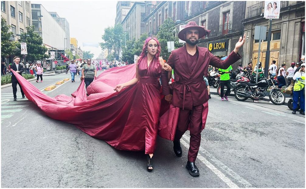 Simpatizantes de Claudia Sheinbaum llegan al Zócalo para el último acto de campaña. Foto: Yalina Ruiz/EL UNIVERSAL