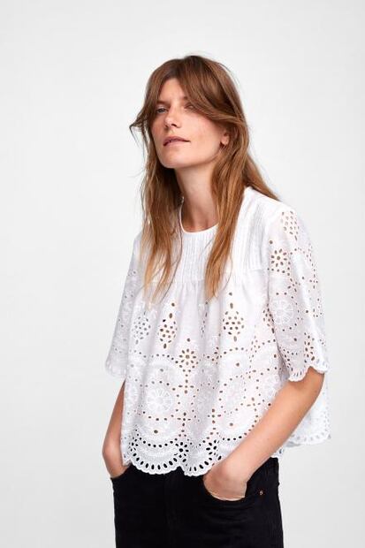 Yuya posa en Instagram con minifalda y escote