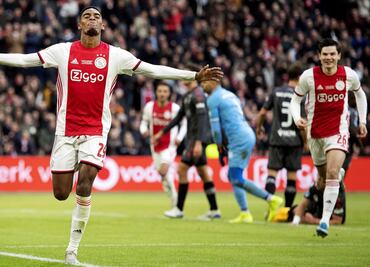 Edson Álvarez, relegado por juvenil de 17 años en el Ajax