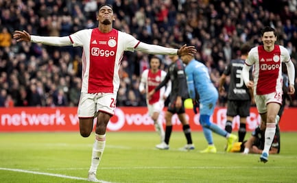 Edson Álvarez, relegado por juvenil de 17 años en el Ajax