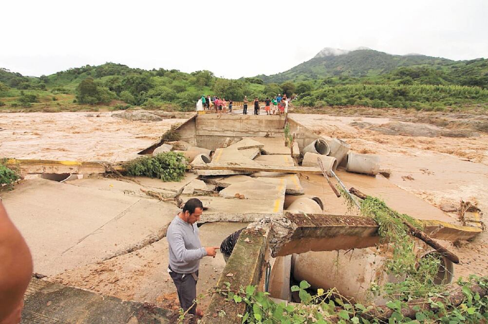 En el municipio de Juan R. Escudero, 14 comunidades están incomunicadas por el derrumbe del puente a consecuencia de la crecida del río Azul. Foto/ANWAR DELGADO. EL UNIVERSAL