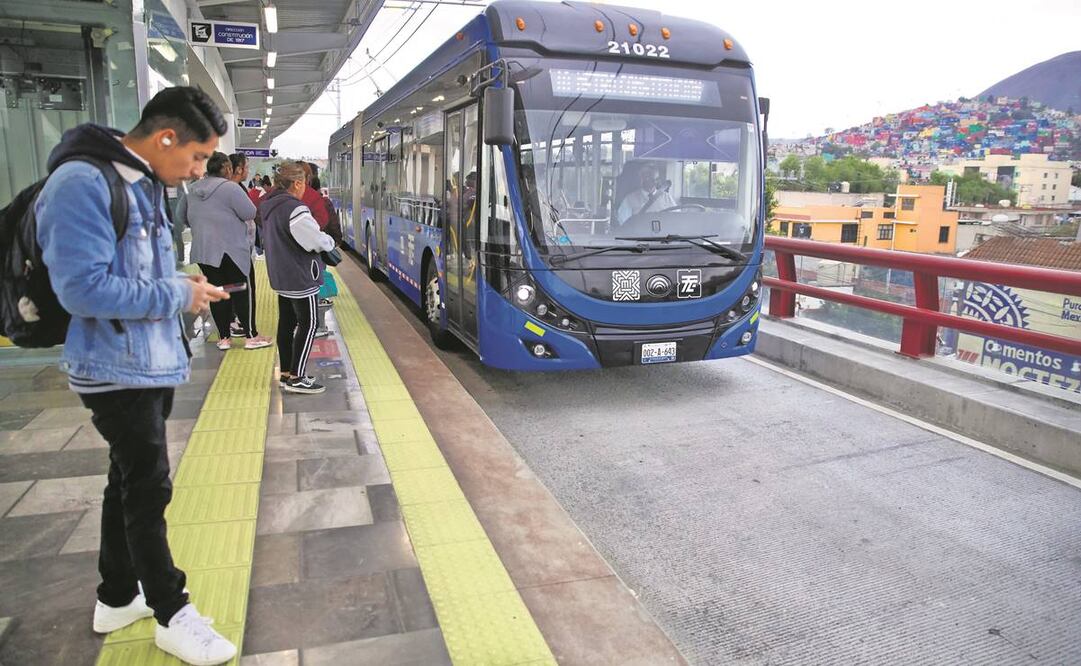 Todos los operadores tuvieron que ser capacitados para maniobrar las unidades eléctricas en el tramo elevado, indicó la Sobse. Foto: Especial