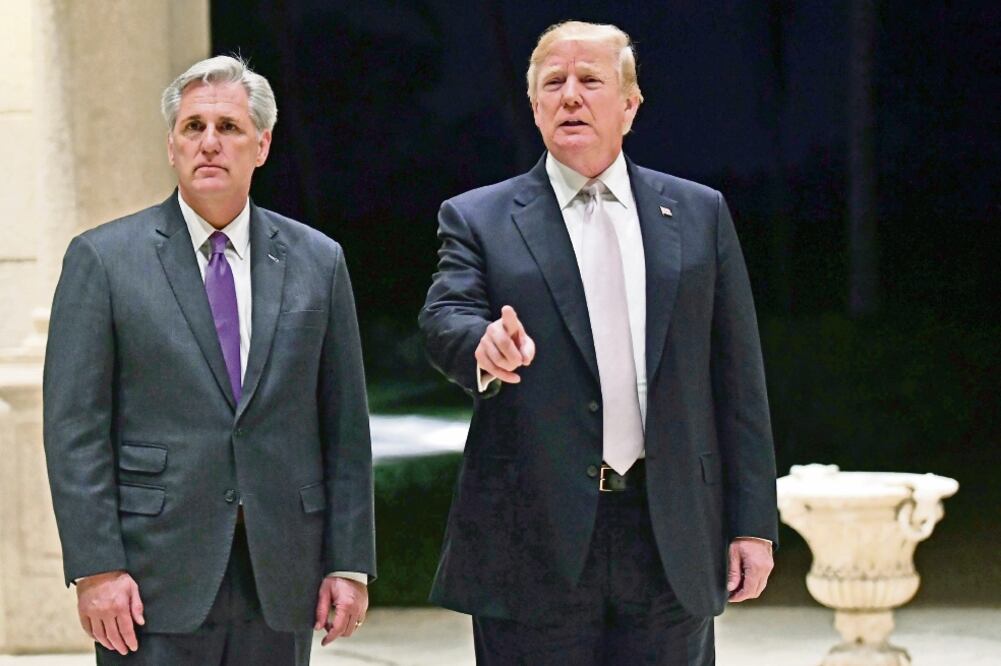 Donald Trump se reunió ayer con el líder republicano Kevin McCarthy. Foto: NICHOLAS KAMM. AFP