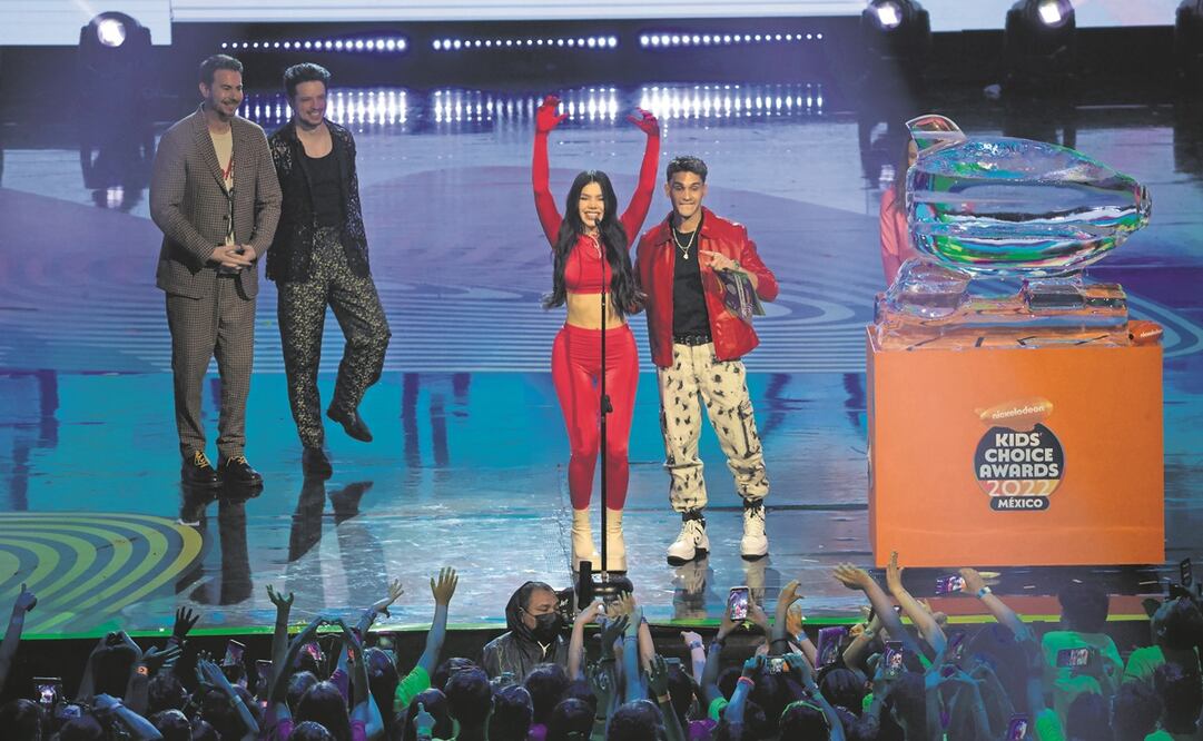 Kenia Os recibió el premio De Creador a artista acompañada de Jerry Trainor, actor de iCarly. Danna Paola y Alex Hoyer presumieron su amor. Las Ha*Ash cantaron “Mi salida contigo”. Memo Ochoa ganó el premio Pro-Social.