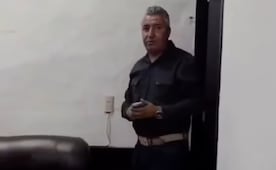 VIDEO Alcalde de Villanueva es exhibido consumiendo alcohol en Sala de Cabildo; argumenta que fue por una tradición familiar