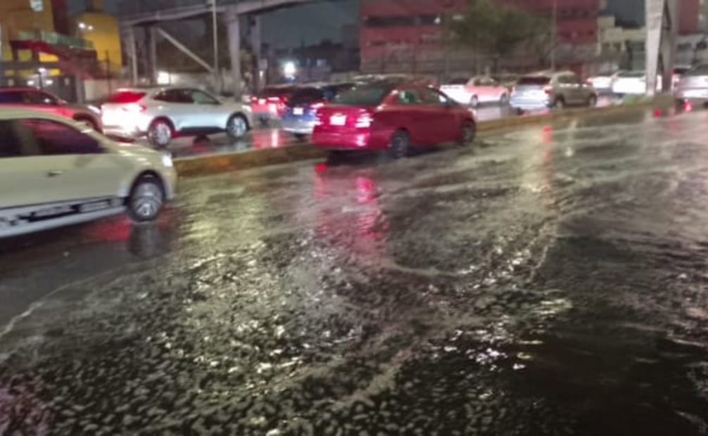Las lluvias registradas la noche de este miércoles han causado encharcamientos en el Circuito Interior.
Foto: Especial.