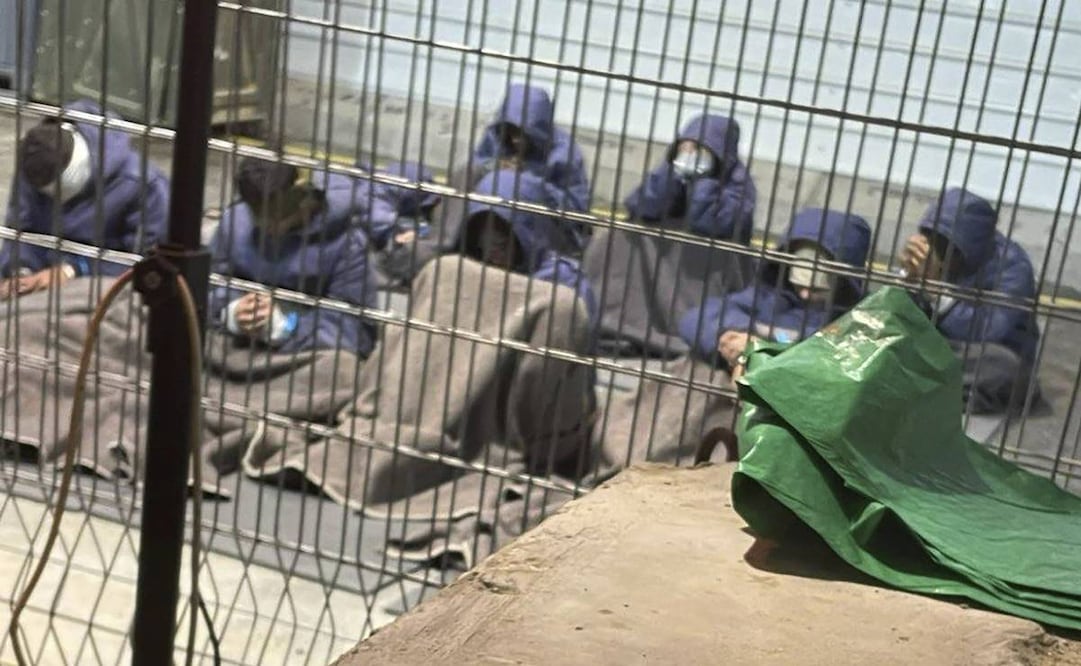 Un grupo de denunciantes de ex soldados israelíes, muestra a prisioneros palestinos capturados en la Franja de Gaza. Foto: AP