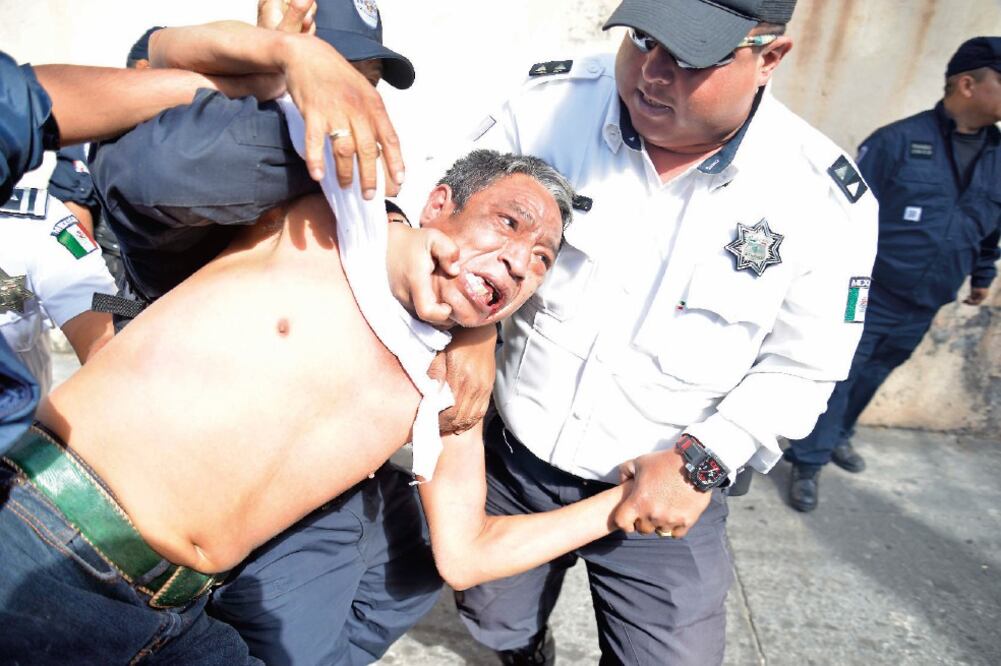 Policías del Mando Único de Cuernavaca se enfrentaron con trabajadores de la empresa de limpia Sirec, quienes exigían diálogo con el edil Cuauhtémoc Blanco (CIUDADANOS. MX)